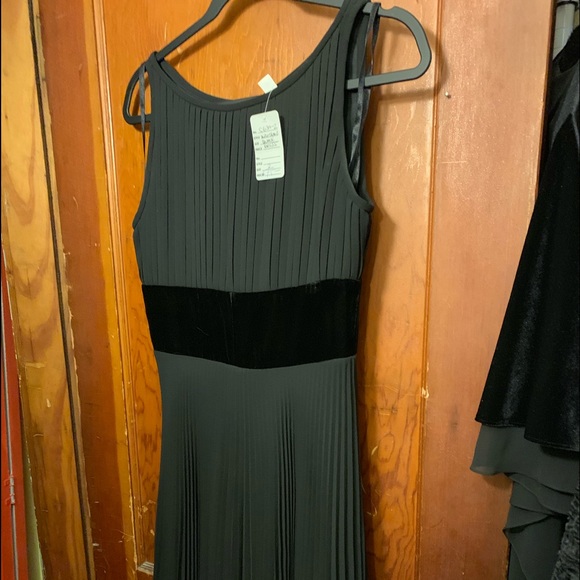 BOUTIQUE EVENT WEAR SIMPLE STUNNER - Picture 2 of 3